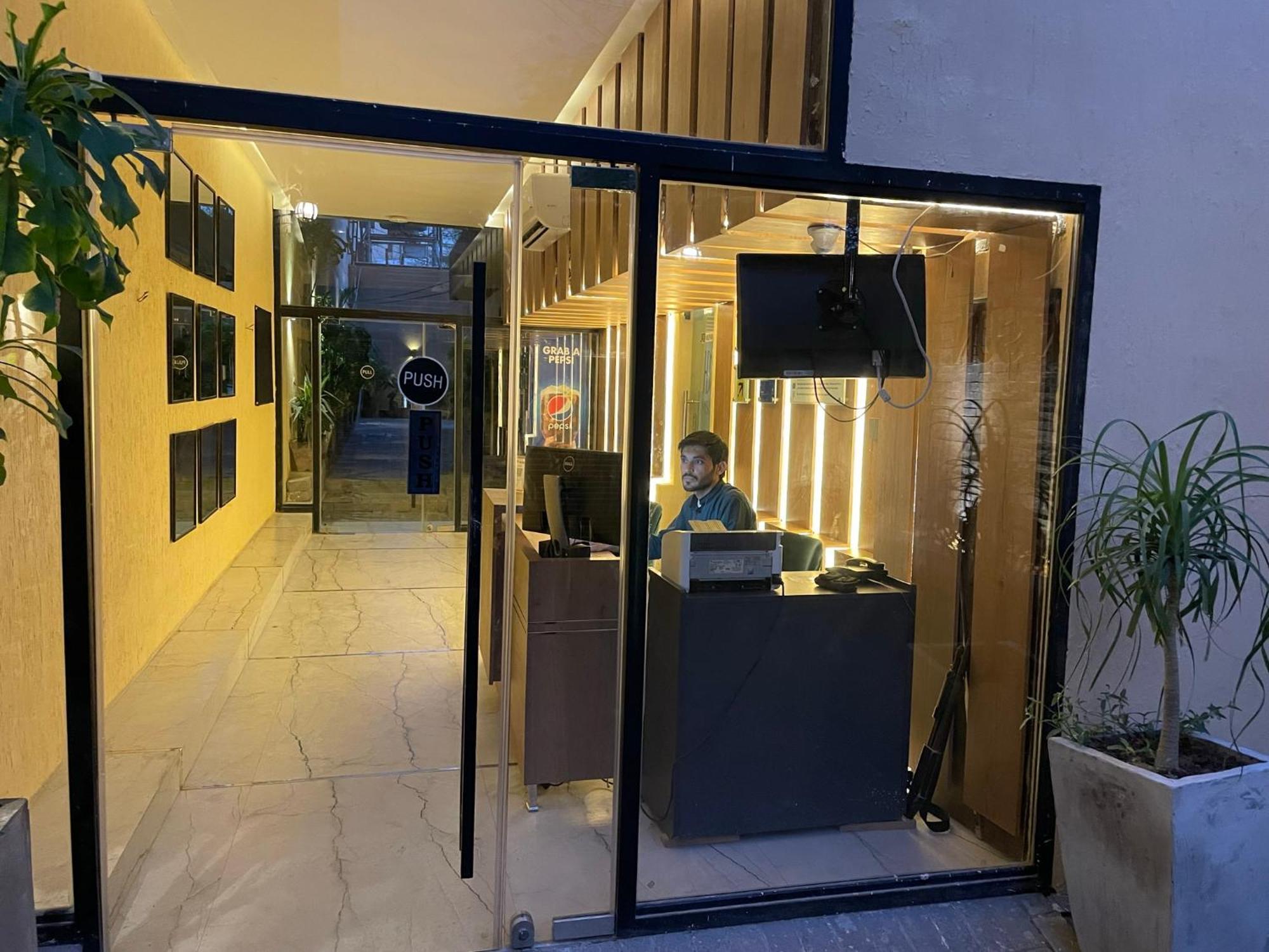 Hamsun Shahrah-E-Faisal Hotel Karachi Bagian luar foto